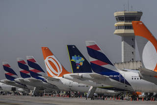 Aviões da Latam, da Gol e da Azul no aeroporto de Congonhas, em São Paulo