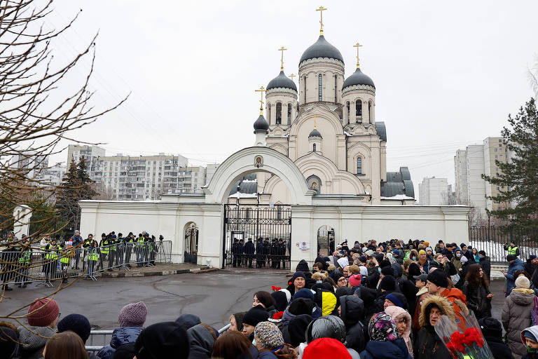 Pessoas se reúnem frente a igreja durante funeral de opositor russo