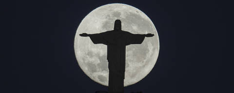 RIO DE JANEIRO, RJ, BRASIL, 02-08-2023: Cristo Redentor com a Lua no alto do Corcovado, na zona sul do Rio de Janeiro. (Foto: Eduardo Anizelli/ Folhapress, FOTOGRAFIA)