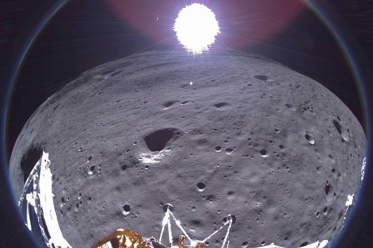 Última imagem enviada pelo Odysseus na superfície da Lua antes de esgotar as baterias, com a Terra crescente ao fundo, em 29 de fevereiro de 2024