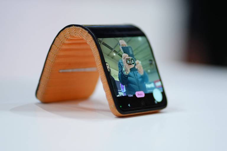Celular com tela flexível exibido pela Motorola no MWC, em Barcelona