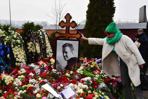 TOPSHOT - A mourner visits the grave of Russian opposition leader Alexei Navalny at the Borisovo cemetery in Moscow on March 2, 2024, the next day after Navalny's funeral. (Photo by Olga MALTSEVA / AFP)