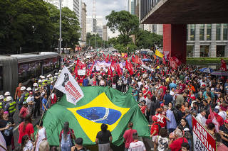 Movimentos sociais fazem manifestacao em frente ao MASP na av Paulista para relembrar o 8/1 (invasao aos 3 Poderes em Brasilia ano passado) e exaltar defesa da democracia.