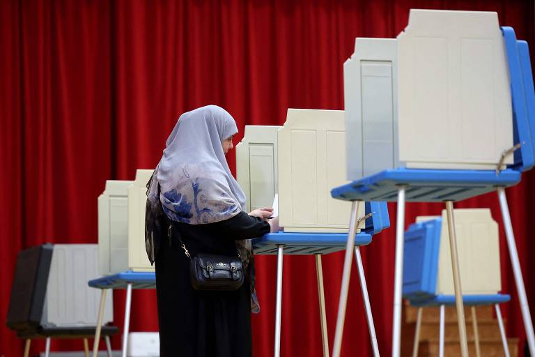 Mulher vota nas eleições primárias em Dearborn, no estado americano de Michigan