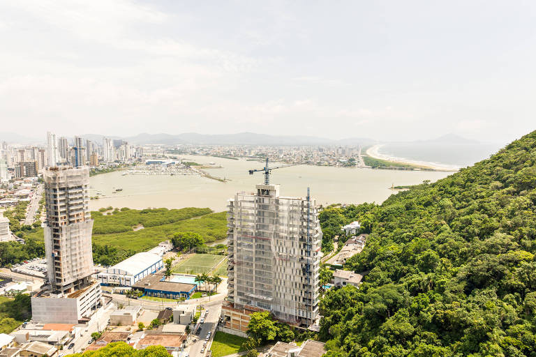 Imagem mostra o empreendimento Infinitá Treehouse (à direita), que está sendo construído no bairro Fazenda, em Itajaí (SC)