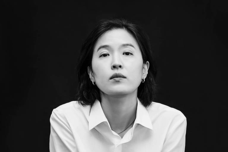 Retrato em preto e branco de mulher asiática que tem cabelos lisos e na altura do ombro