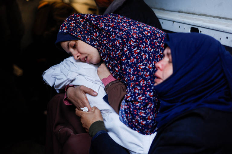 Gêmeos nascidos e mortos durante guerra em Gaza são enterrados em Rafah