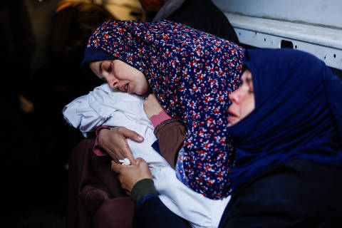 Mother of the Palestinian twins Wesam and Naeem Abu Anza, who were born during the conflict between Israel and Hamas and were killed in Israeli air strikes, reacts during their funeral, in Rafah in the southern Gaza Strip March 3, 2024. REUTERS/Mohammed Salem ORG XMIT: LIVE