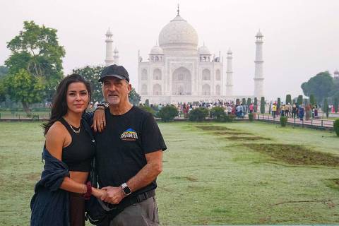 Fernanda Santos, que tem dupla cidadania brasileira e espanhola, e o marido, Vicente Ferraro, em frente ao Taj Mahal, em Agra, na Índia