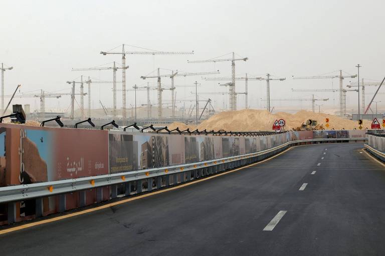 Gruas nas obras do megaprojeto em Diriyah, perto da capital saudita, Riad, bancado por petrodólares
