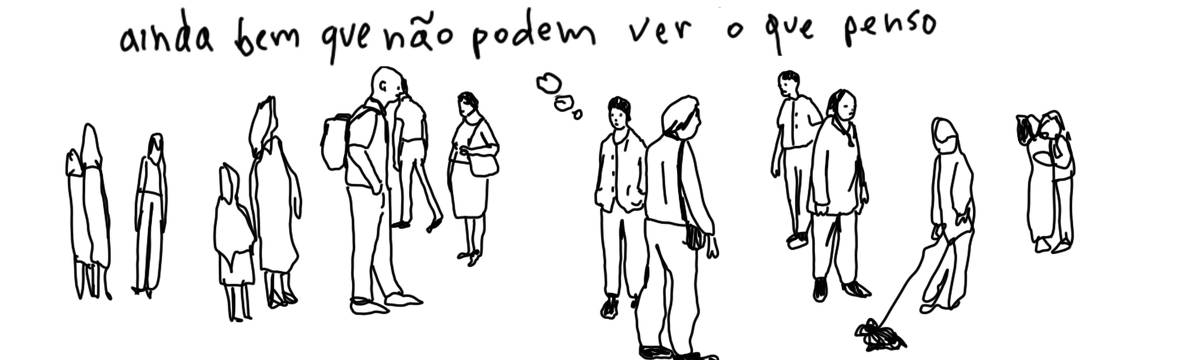 A tirinha em preto e branco de Estela May, publicada em 04/03/24, traz um desenho de uma multidão, entre as pessoas alguém pensa “ainda bem que não podem ver o que penso”
