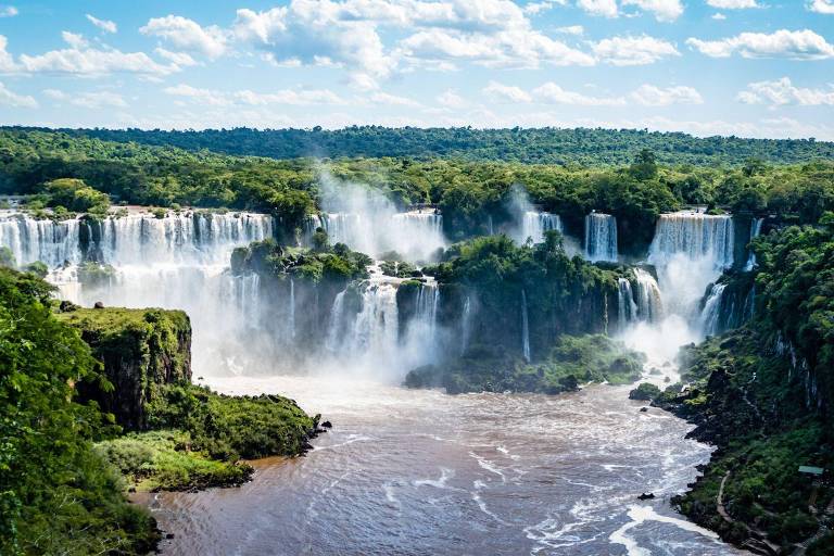 Todos os anos, mais de 1,5 milhão de turistas visitam as cataratas do Iguaçu, patrimônio mundial da Unesco
