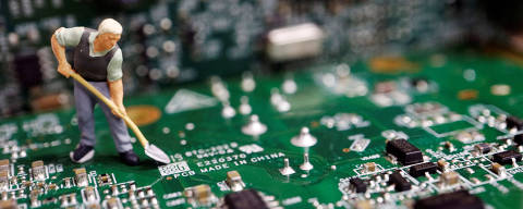FILE PHOTO: A worker miniature is placed among printed circuit boards with semiconductor chips, in this illustration picture taken July 5, 2023. REUTERS/Florence Lo/Illustration/File Photo ORG XMIT: FW1