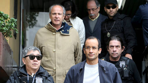 Marcelo Odebrecht (bottom, R), the head of Latin America's largest engineering and construction company Odebrecht SA, and Otavio Marques Azevedo (2nd L), CEO of Brazil's second largest builder Andrade Gutierrez, are escorted by federal police officer Newton Ishii (L) as they leave the Institute of Forensic Science in Curitiba, Brazil, June 20, 2015.  REUTERS/Rodolfo Burher/File photo ORG XMIT: BRA101
