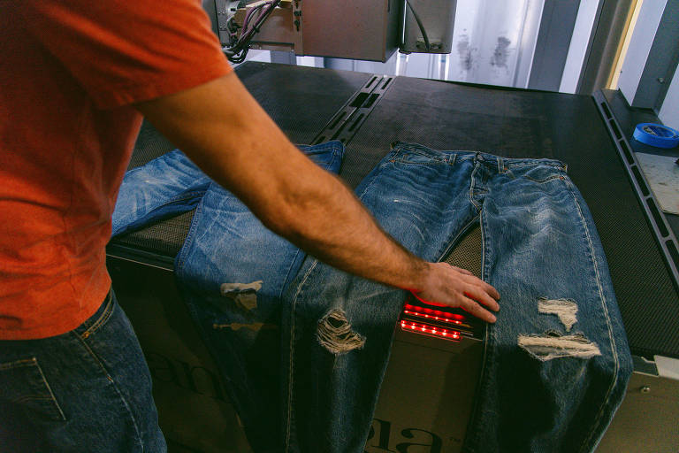 Funcionário da Levi's compara duas peças de calças jeans no laboratório da empresa em San Francisco
