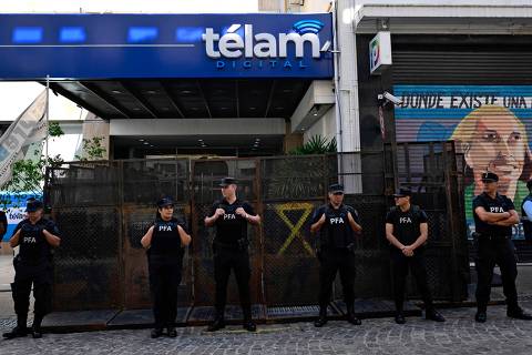 Members of the Argentine Federal Police guard the state-owned news agency Telam headquarters in Buenos Aires on March 4, 2024. The Argentine government suspended on Monday the activity of Telam for a week and fenced off two of the agency's buildings in Buenos Aires after Argentine President Javier Milei announced last Friday the closure of the news agency during his speech at the inauguration of the 142nd ordinary session of Congress. (Photo by Luis ROBAYO / AFP)
