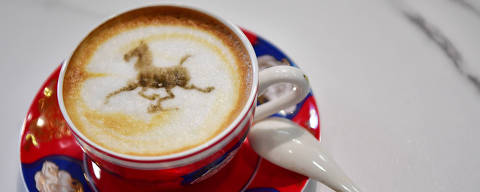 (240103) -- LANZHOU, Jan. 3, 2024 (Xinhua) -- This photo taken on May 13, 2022 shows a cup of coffee with latte art featuring the image of an ancient bronze horse statue on its milk foam, served at a shop affiliated to Gansu Provincial Museum in Lanzhou, capital of northwest China's Gansu Province. The bronze horse statue, popularly known as 