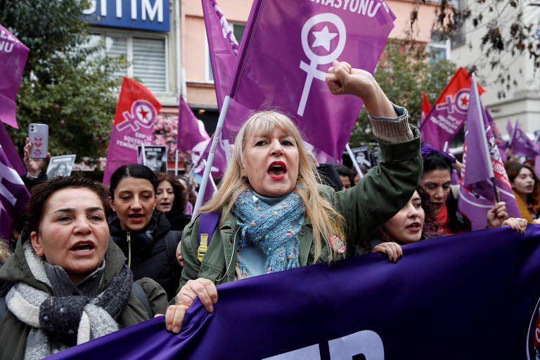 Protesto contra violência de gênero e feminicídio em Istambul 