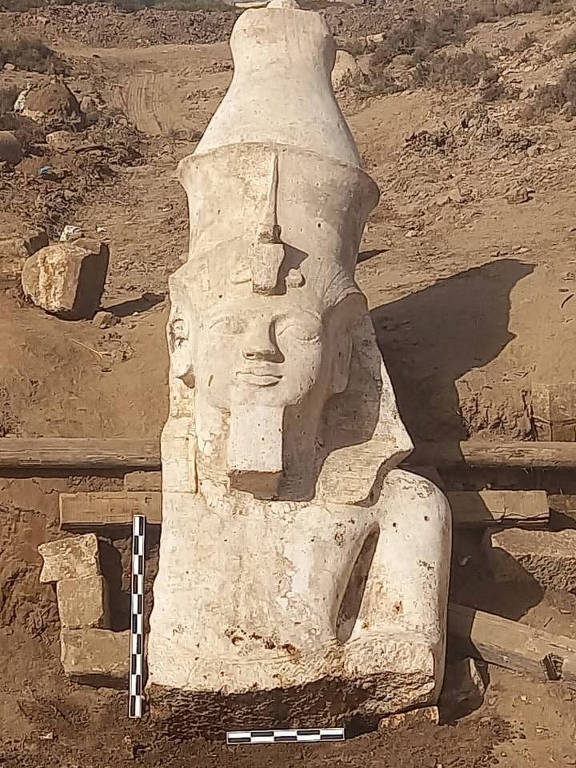 Parte superior de estátua no meio do deserto