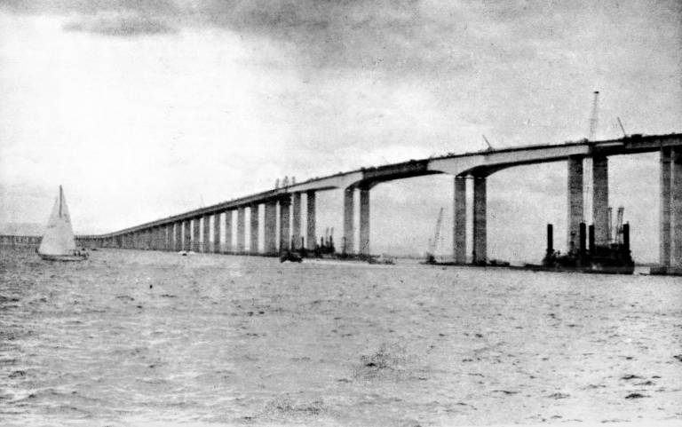 Vista da ponte Rio-Niterói durante as obras de construção em janeiro de 1974.
