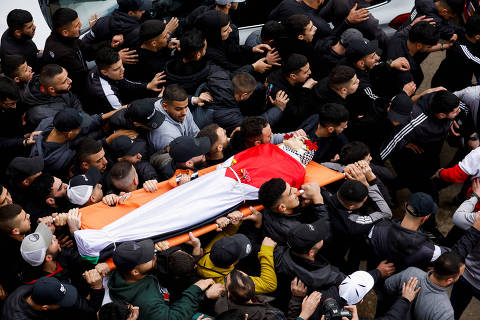 SENSITIVE MATERIAL. THIS IMAGE MAY OFFEND OR DISTURB Mourners carry the body of Palestinian Mustafa Abu Shalbak ,16, who was killed in an Israeli raid, during his funeral near Ramallah, in the Israeli-occupied West Bank March 4, 2024. REUTERS/Mohammed Torokman      TPX IMAGES OF THE DAY ORG XMIT: LIVE
