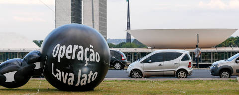 BRASÍLIA, DF, BRASIL, 27.10.2015: Parte do boneco inflável que simboliza uma bola de ferro com os dizeres 