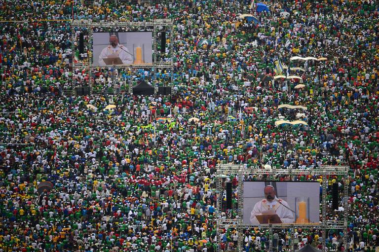 Milhares de fiéis lotam a praia de Copacabana durante missa celebrada pelo Papa Francisco em sua primeira visita ao Brasil.