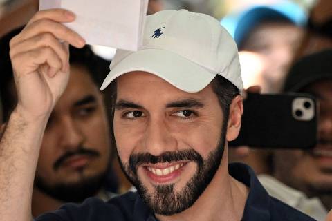 El Salvador's President Nayib Bukele holds the voting ballot before casting his vote at a polling station during the municipal elections in San Salvador, on March 3, 2024. Salvadorans voted to elect new municipal councils, the last link to power that the opposition tries to contest against re-elected president Nayib Bukele, whose party also controls Congress. (Photo by Marvin RECINOS / AFP)