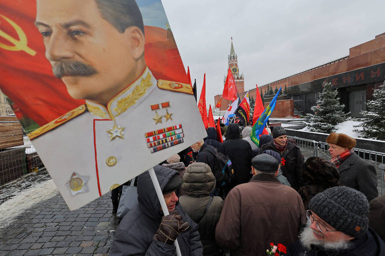 Comunistas russos homenageiam Stálin, morto há 70 anos; veja fotos de hoje