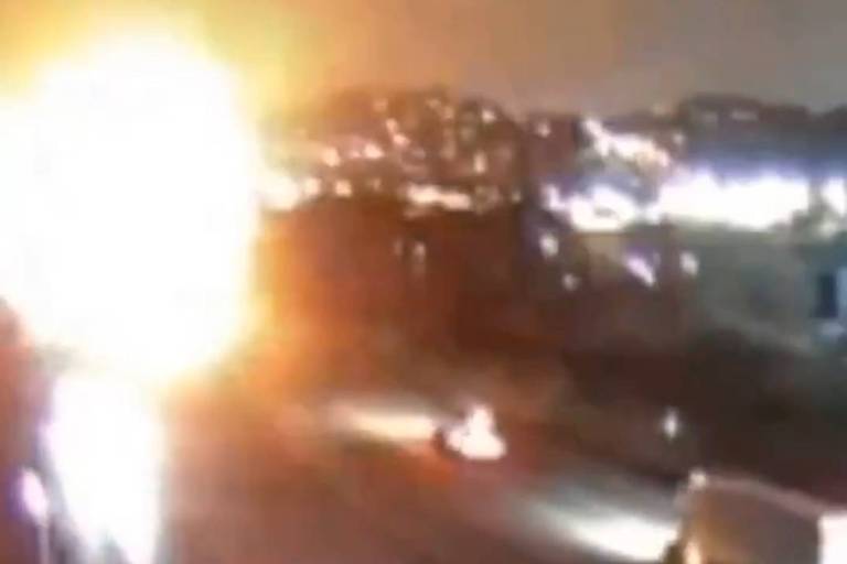 Avião cai ao lado de rodovia movimentada nos EUA e mata 5; veja vídeo