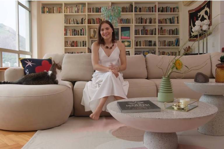 Casa de Letícia Colin: sala tem biblioteca e sofá espaçoso