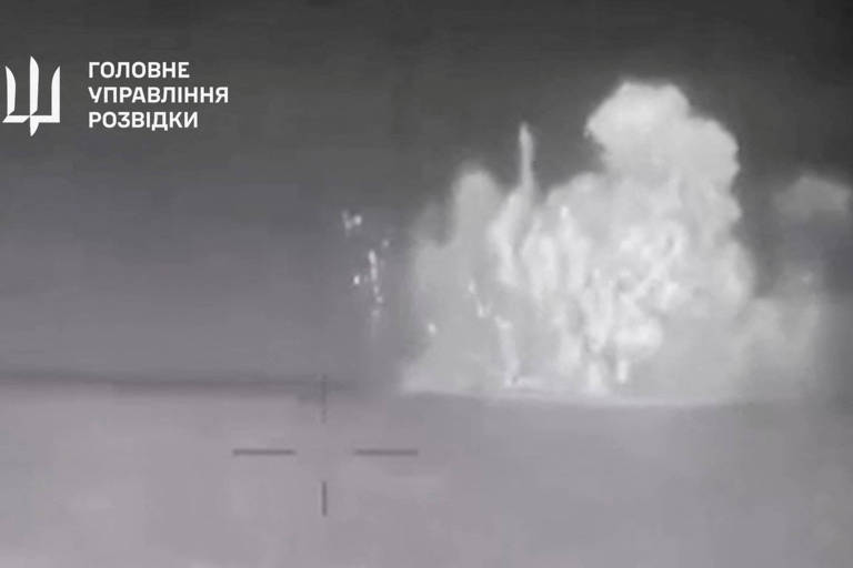 Imagem em preto e branco mostra o que seria ataque contra navio russo Serguei Kotov no mar Negro