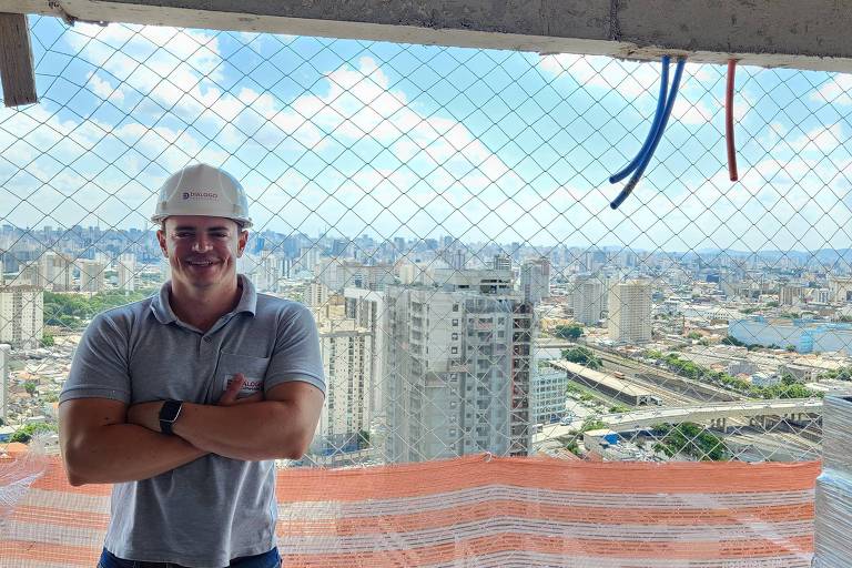 Denis Sousa de braços cruzados em prédio em construção no bairro da Mooca, na zona leste de São Paulo
