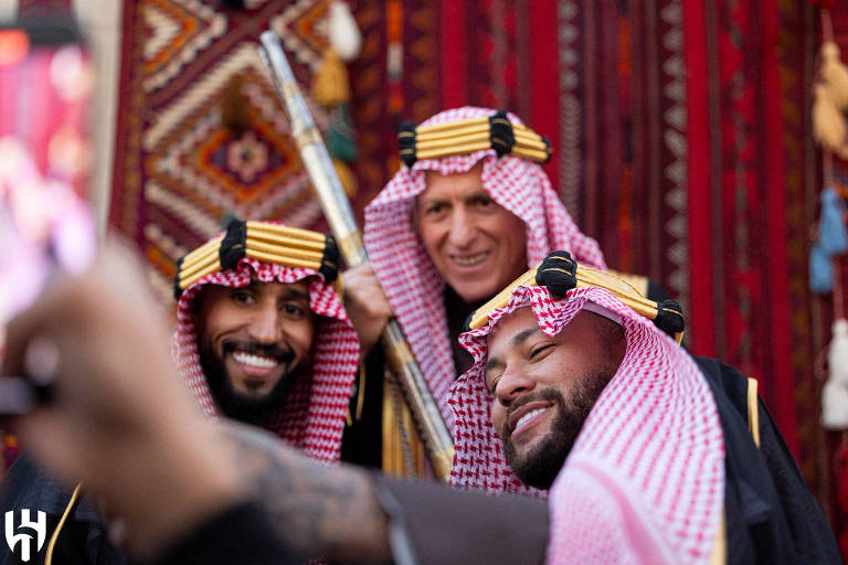 Neymar faz selfie em data nacional saudita com o técnico Jorge Jesus e o cartola Salman al-Faraj, ambos de seu time, o Al-Hilal