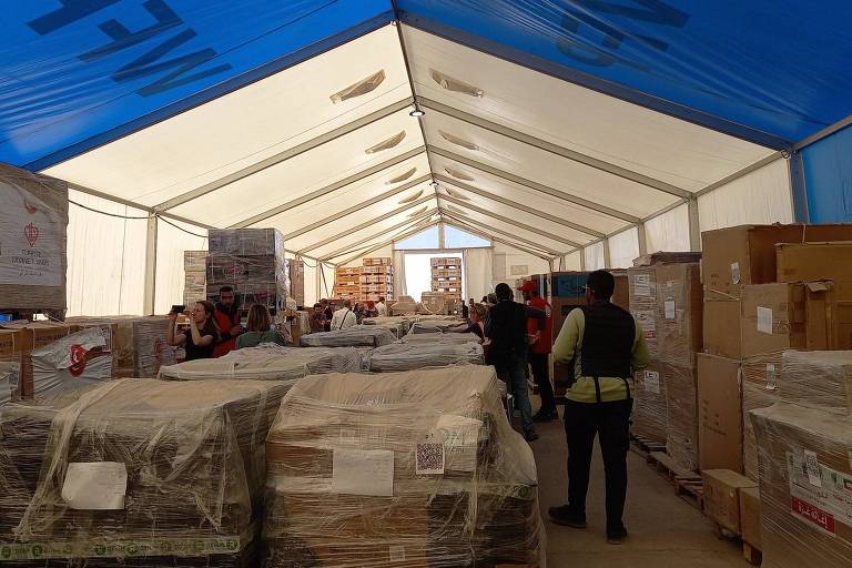 Tenda com pacotes de ajuda humanitária destinados a Gaza no Egito
