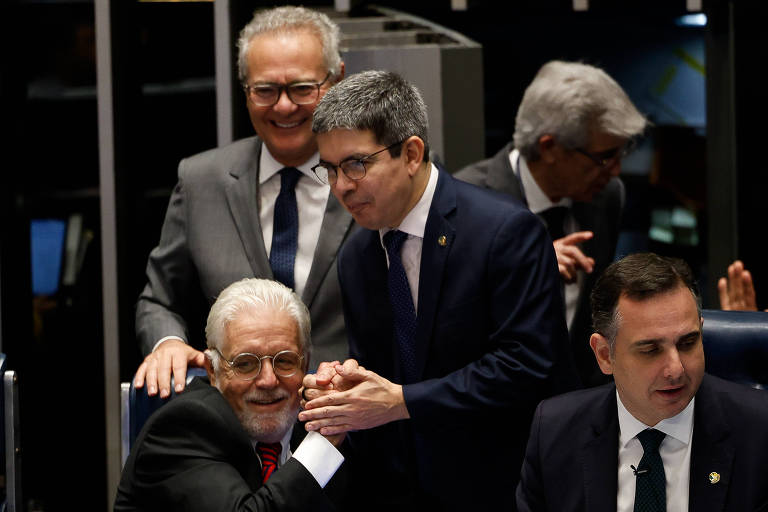 Lula se reúne com senadores em meio a reclamações sobre aproximação com Lira