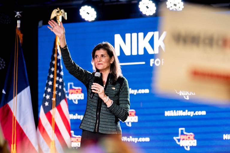Nikki Haley acena para a multidão no final de um comício de campanha em Spring, no Texas