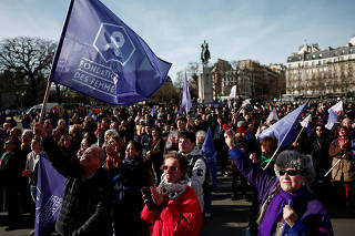 People gather in Paris to watch abortion being constitutionalised