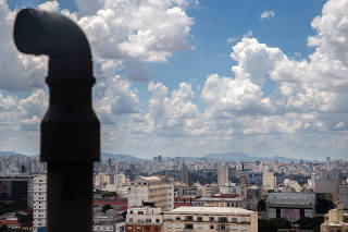 Vista geral do centro da cidade de Sao Paulo. Brasil ainda nao tem rede nacional para monitorar qualidade do ar prevista ha 35 anos. Projeto eh considerado fundamental para politicas de controle da poluicao