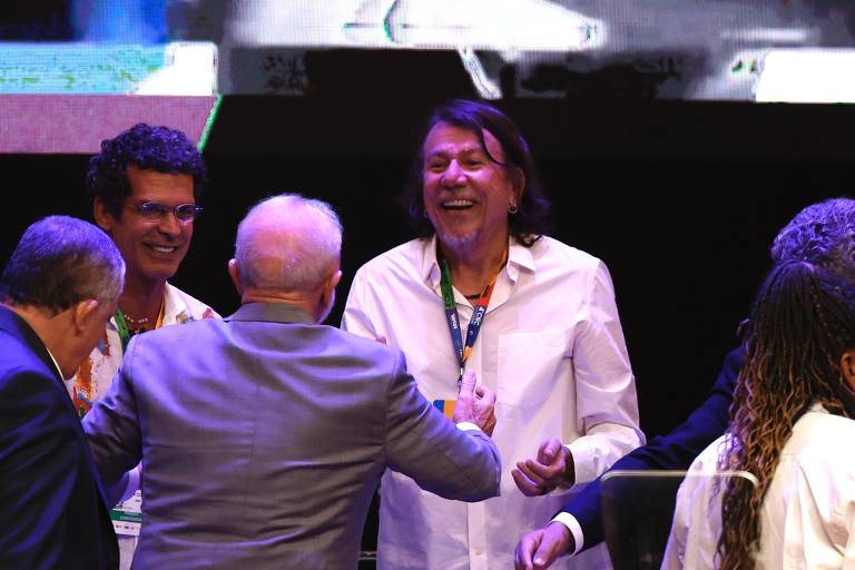 Lula e o cantor Lenine durante a 4ª Conferência Nacional de Cultura, no Centro de Convenções Ulysses Guimaraes, em Brasília