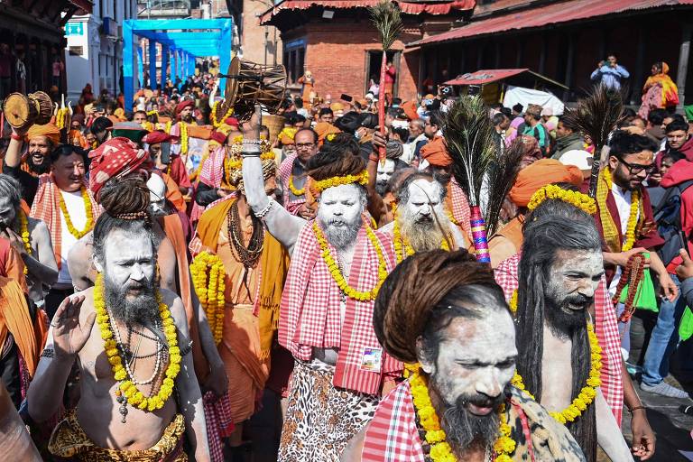 Hindus se cobrem em cinzas para homenagear Shiva; veja fotos de hoje