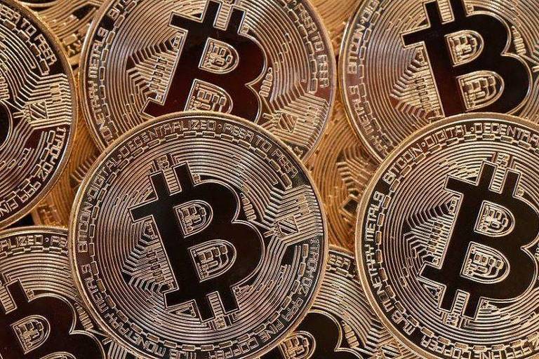 Imagem mostra moedas de bitcoin douradas