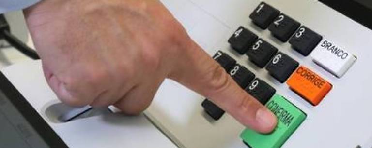 Os candidatos podem recolher doações de pessoas físicas e podem financiar as próprias campanhas; o autofinanciamento é limitado a 10% do teto de gastos, que varia conforme o cargo disputado; as doações empresariais são proibidas desde 2015