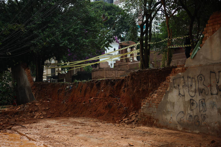 Chuva derruba muro do Cemitério da Consolação e causa transtornos em São Paulo