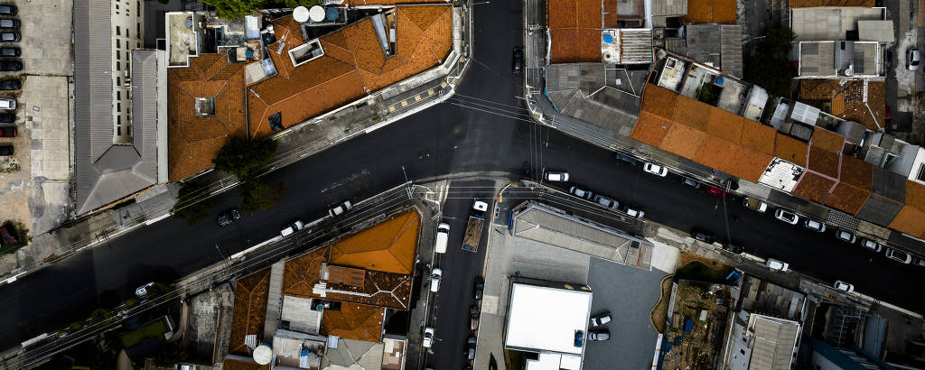 Imagem aérea mostra entroncamento de quatro ruas sem marcação no asfalto