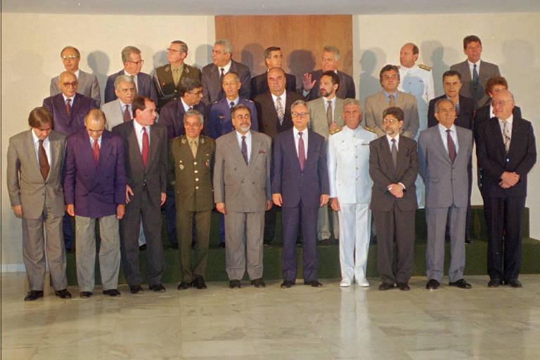 Imagem mostra um escalão de ministérios composto principalmente por homens