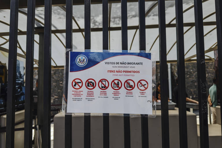 Placa com instruções para acesso ao Consulado Geral dos Estados Unidos, em Santo Amaro: não é permitido entrar com aparelhos eletrônicos, incluindo celulares, computadores e até relógios inteligentes