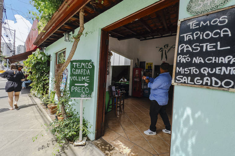 Restaurante nordestino Feijão de Corda, em frente ao consulado americano, em Santo Amaro, oferece armários de todos os tamanhos por R$ 5