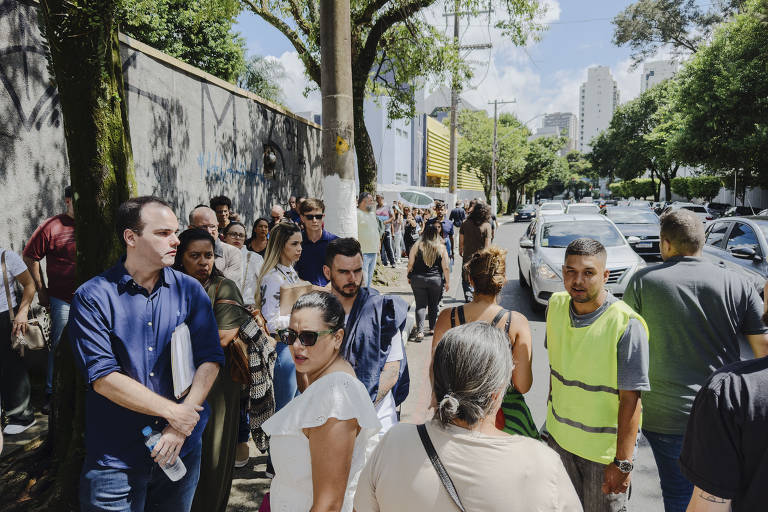 Filas em frente ao Casv (Centro de Atendimento ao Solicitante de Visto), na Vila Mariana: quem chega muito adiantado precisa aguardar na rua, sem proteção contra a chuva ou contra o sol