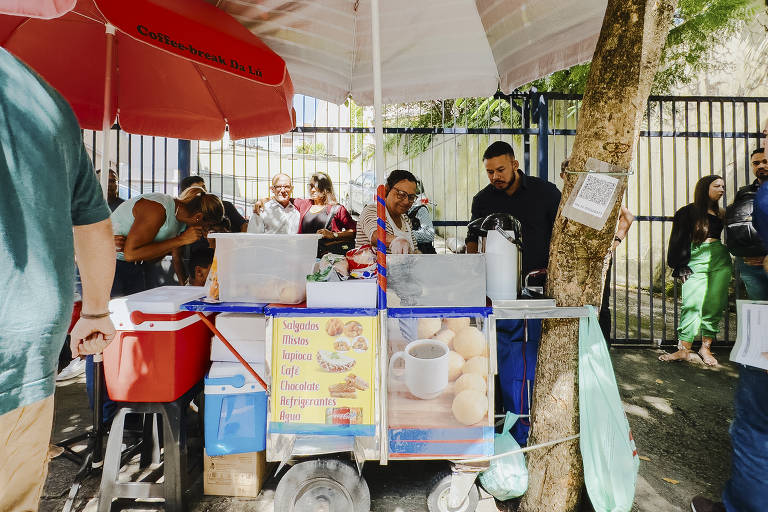 Barraca de cafézinho (R$ 5) e tapioca (R$ 15) em frente ao Casv (Centro de Atendimento ao Solicitante de Visto), na Vila Mariana